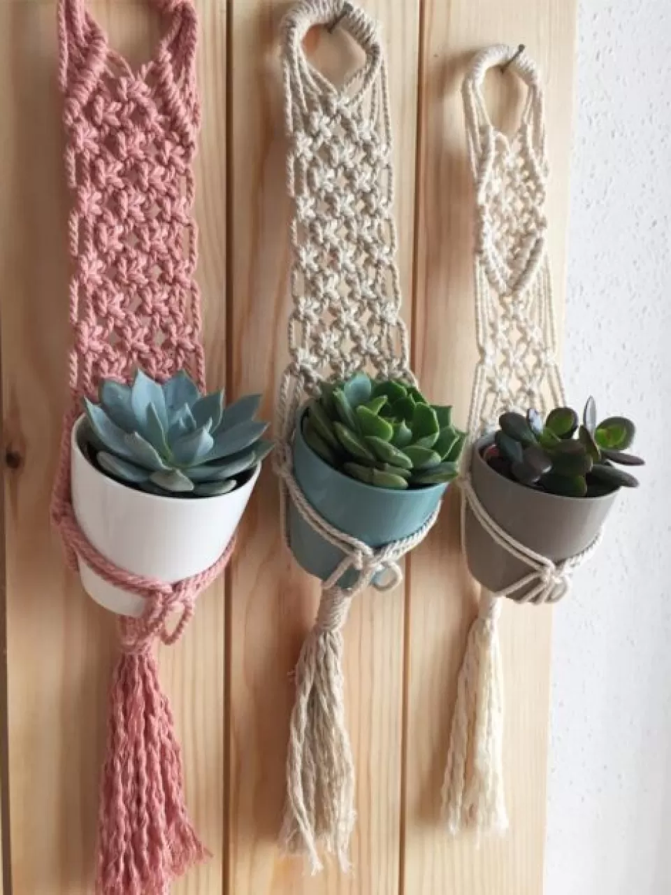 üçlü renkli makrame bitki askısı