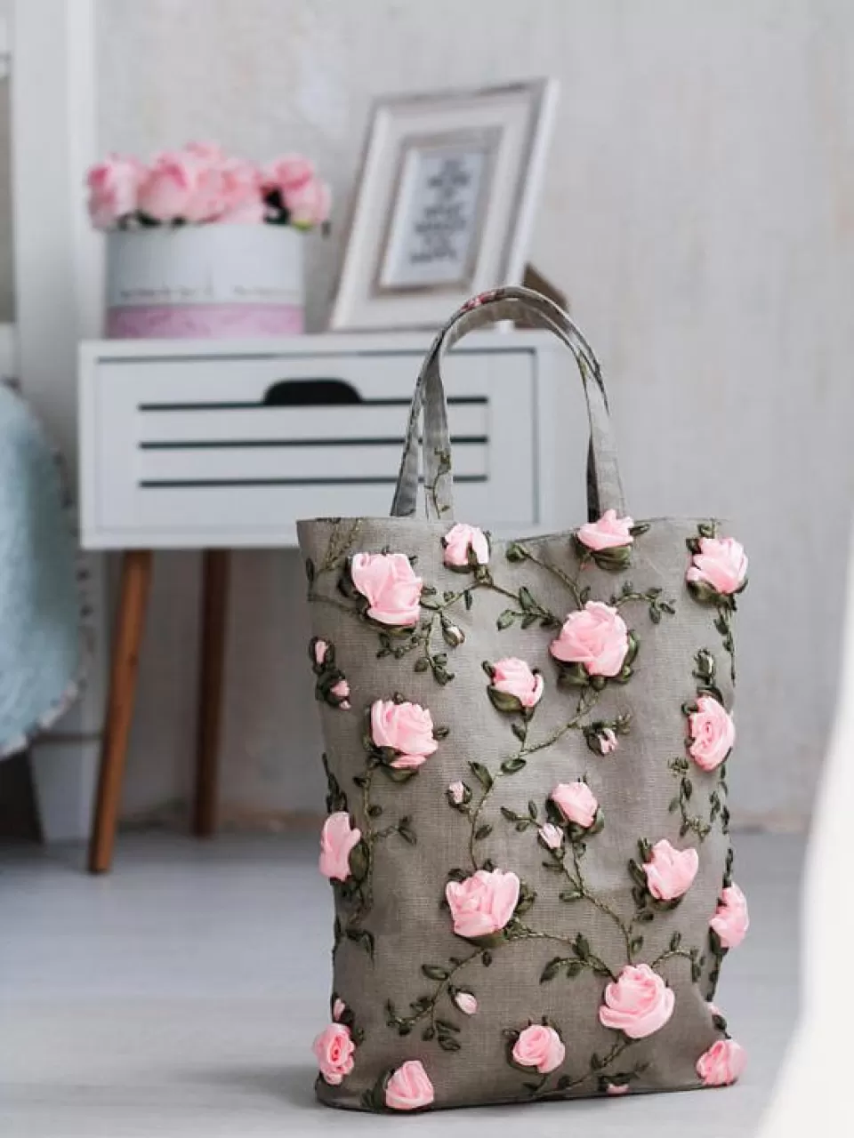 Pembe Kurdele İşlemeli Gri Çanta