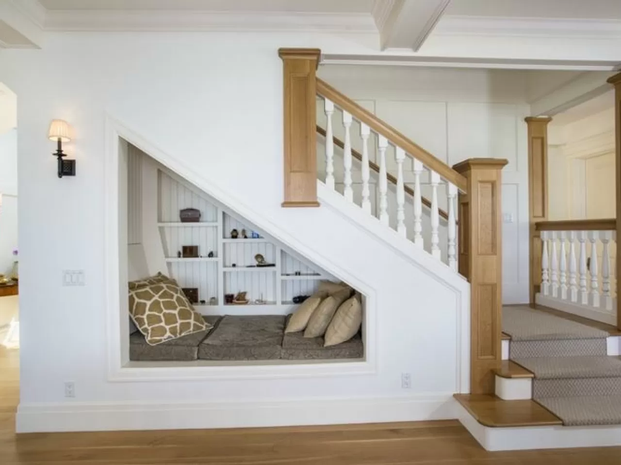 Merdiven Altı Raf ve Okuma Alanı