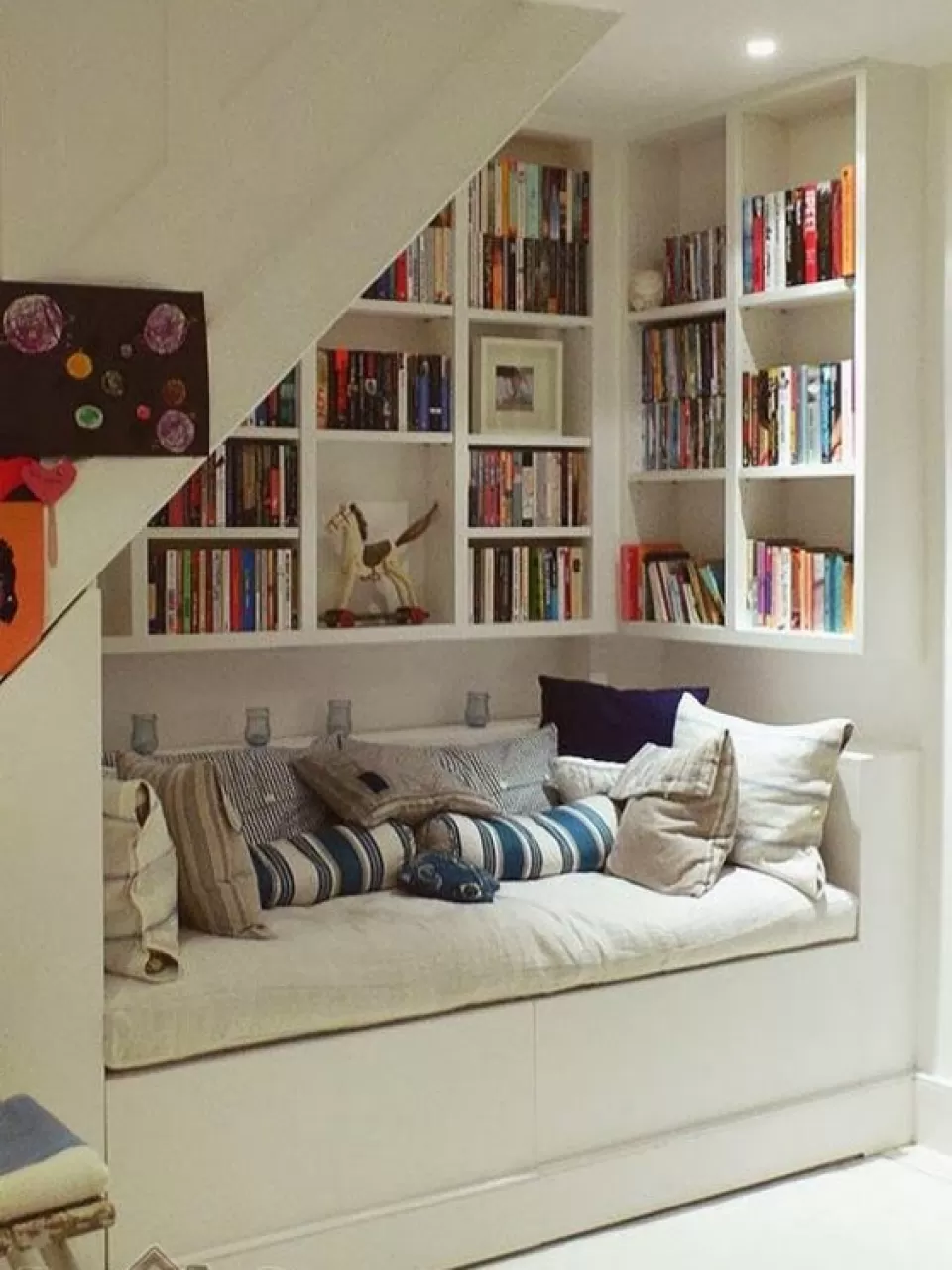 Merdiven Altı Kitaplık ve Okuma Alanı