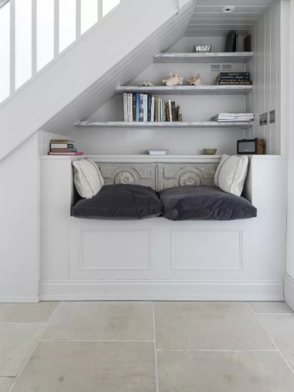 Merdiven Altı Raf ve Okuma Köşesi