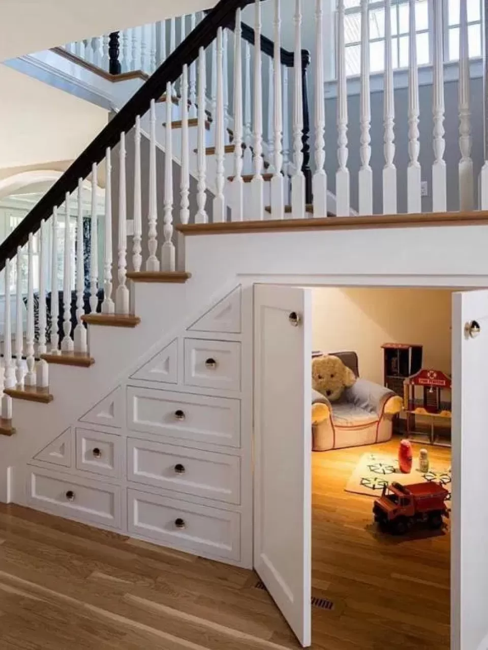 Merdiven Altı Beyaz Çocuk Oyun Odası