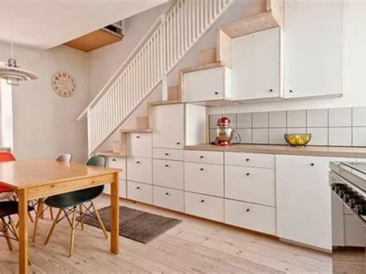 Кухни на втором этаже. Кухня под лестницей. Угловая кухня под лестницей. Кухонный гарнитур под лестницей. Проект кухни под лестницей.