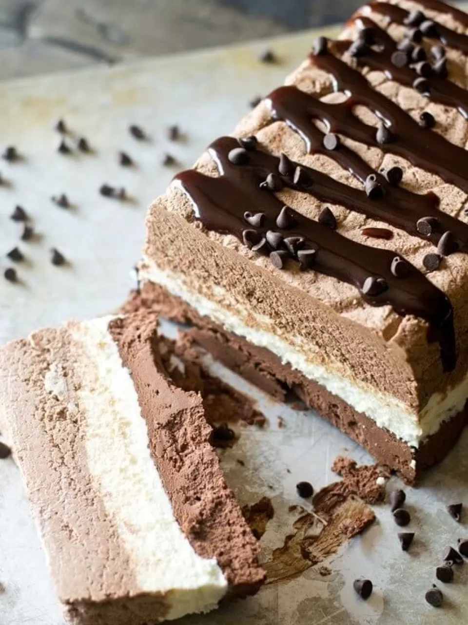 Dondurulmuş Üç Çikolatalı Tatlı