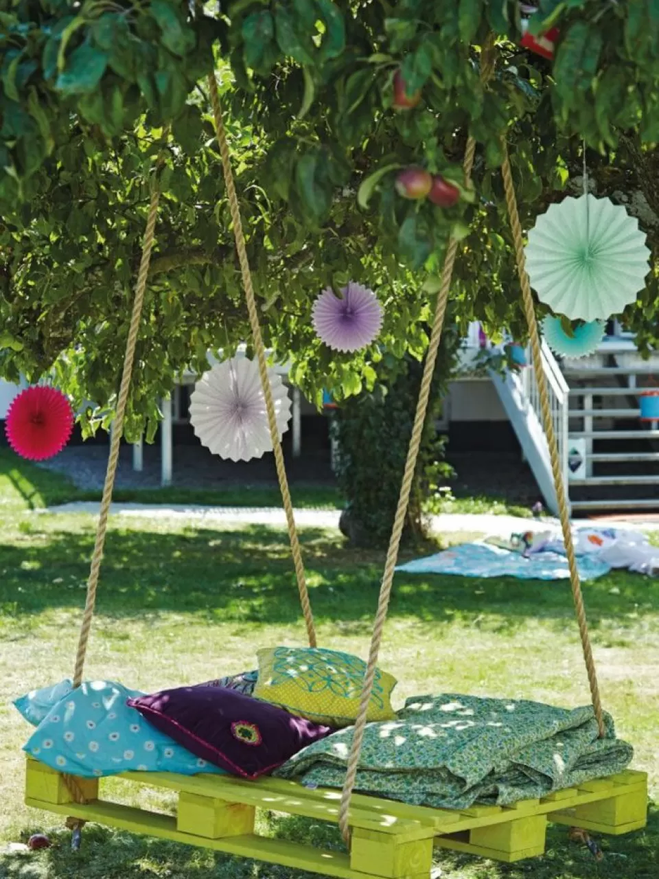 Paletten Yeşil Minderli Salıncak