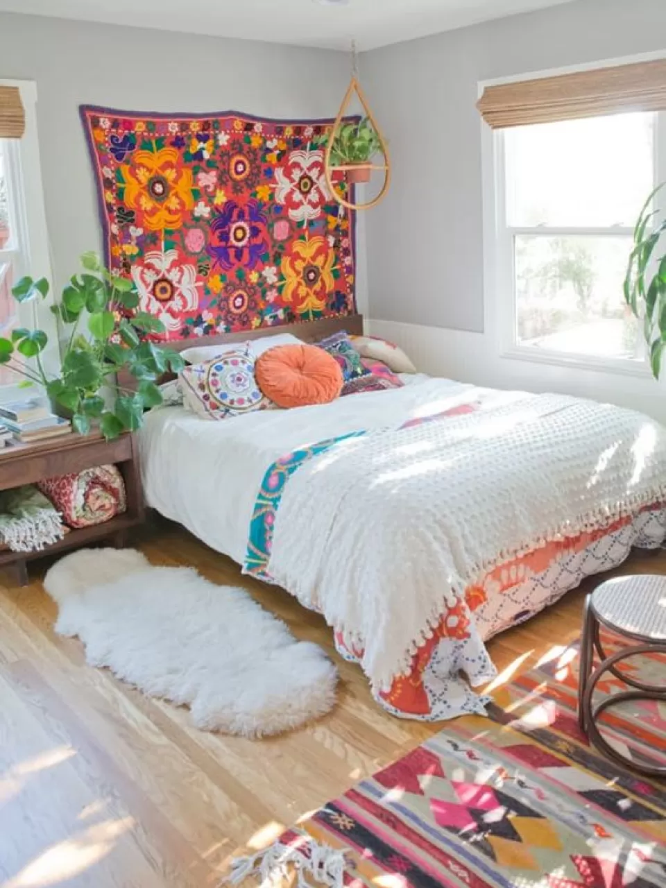 Boho Yatak Odası Dekorasyonu Yatak Başında Halı