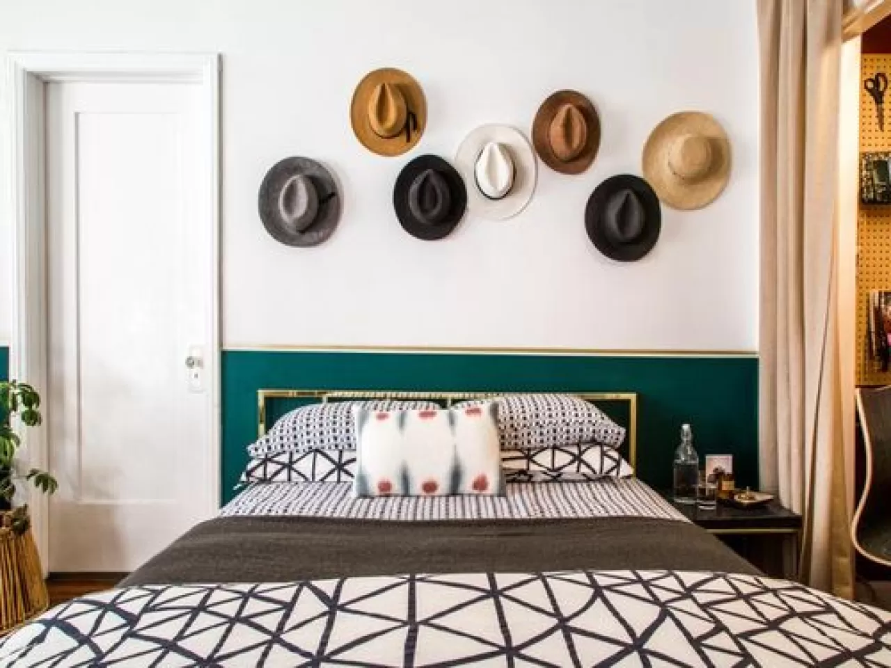 Yatak Başı Duvarında Şapkalar