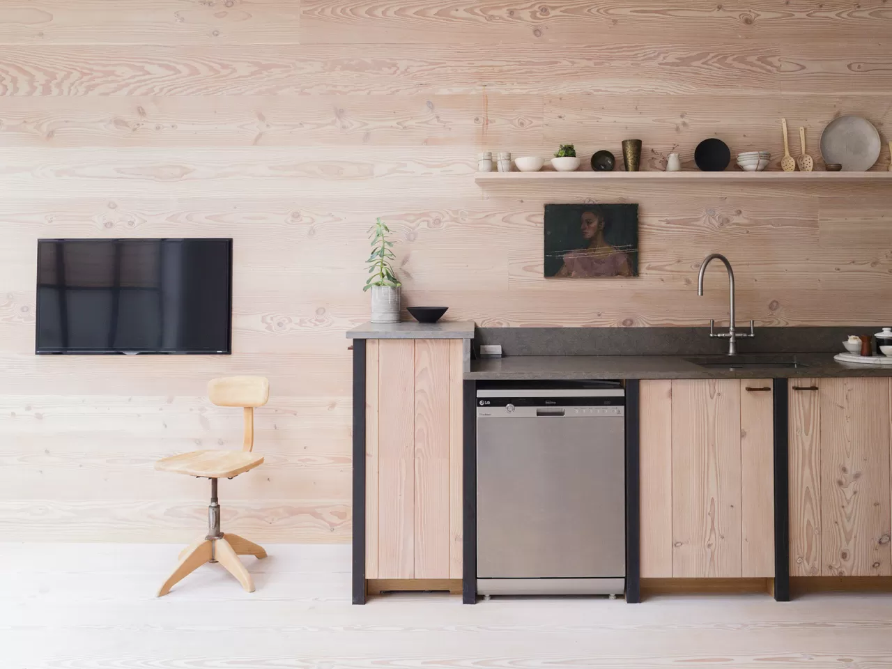 Ahşap Niş İçinde TV