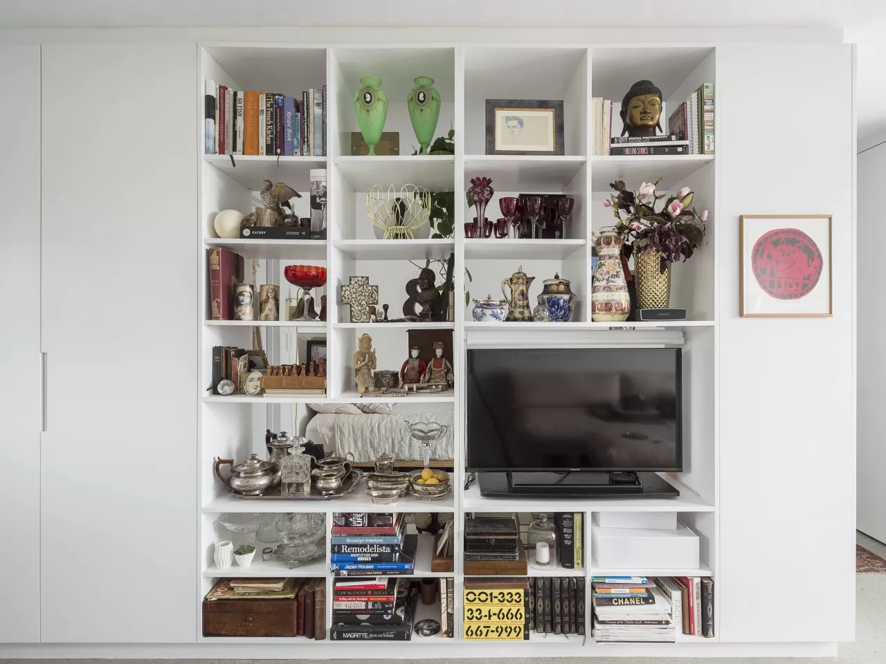 Biblolarda Çevrelenmiş TV