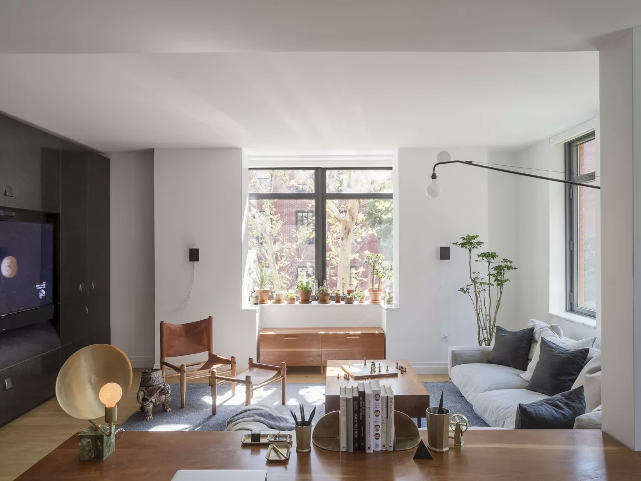 Koyu Renk Duvarda TV