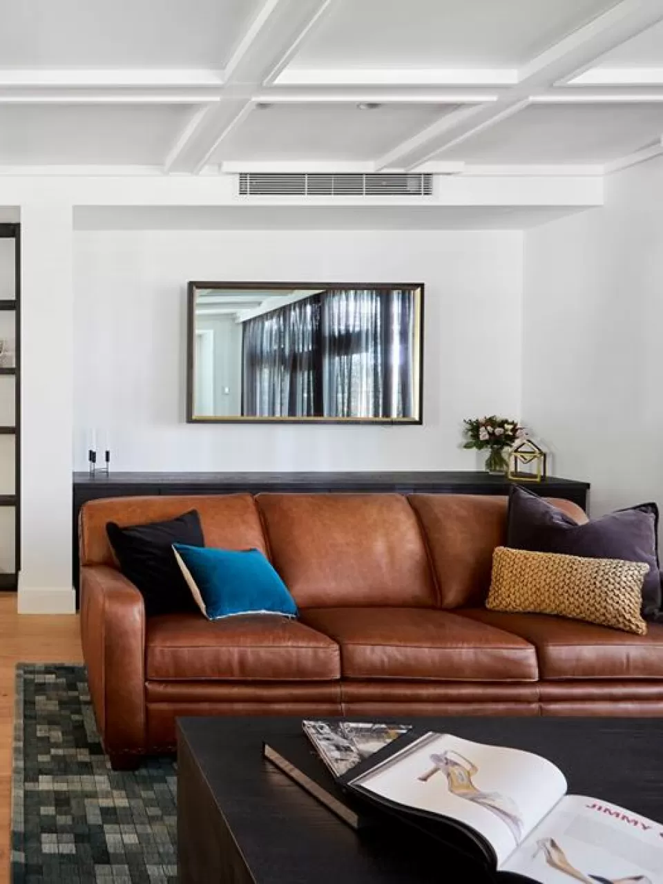 Aynaya Dönüşen TV