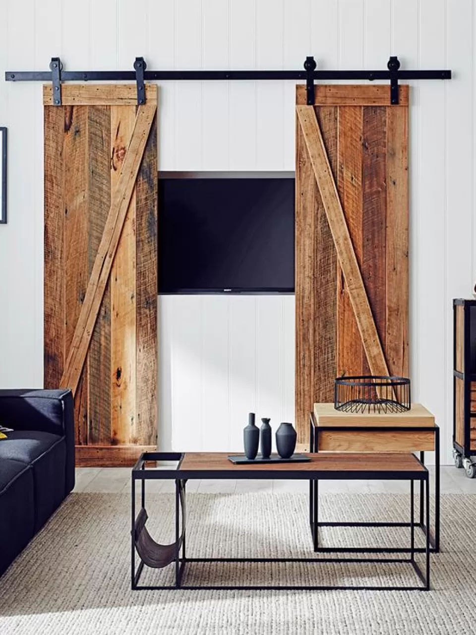 Kayar Paneller Arkasında TV