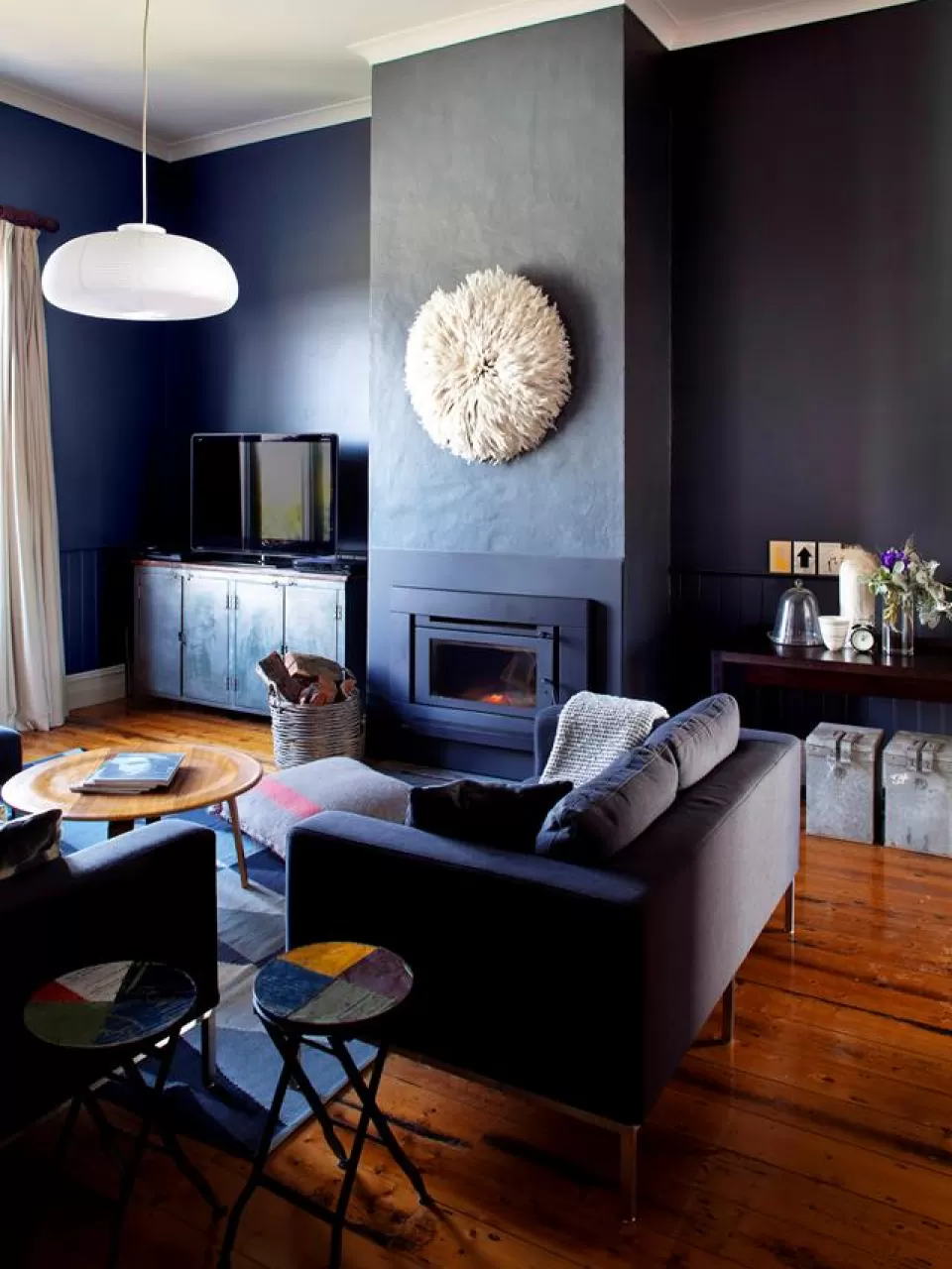 Koyu Renk Duvarda TV