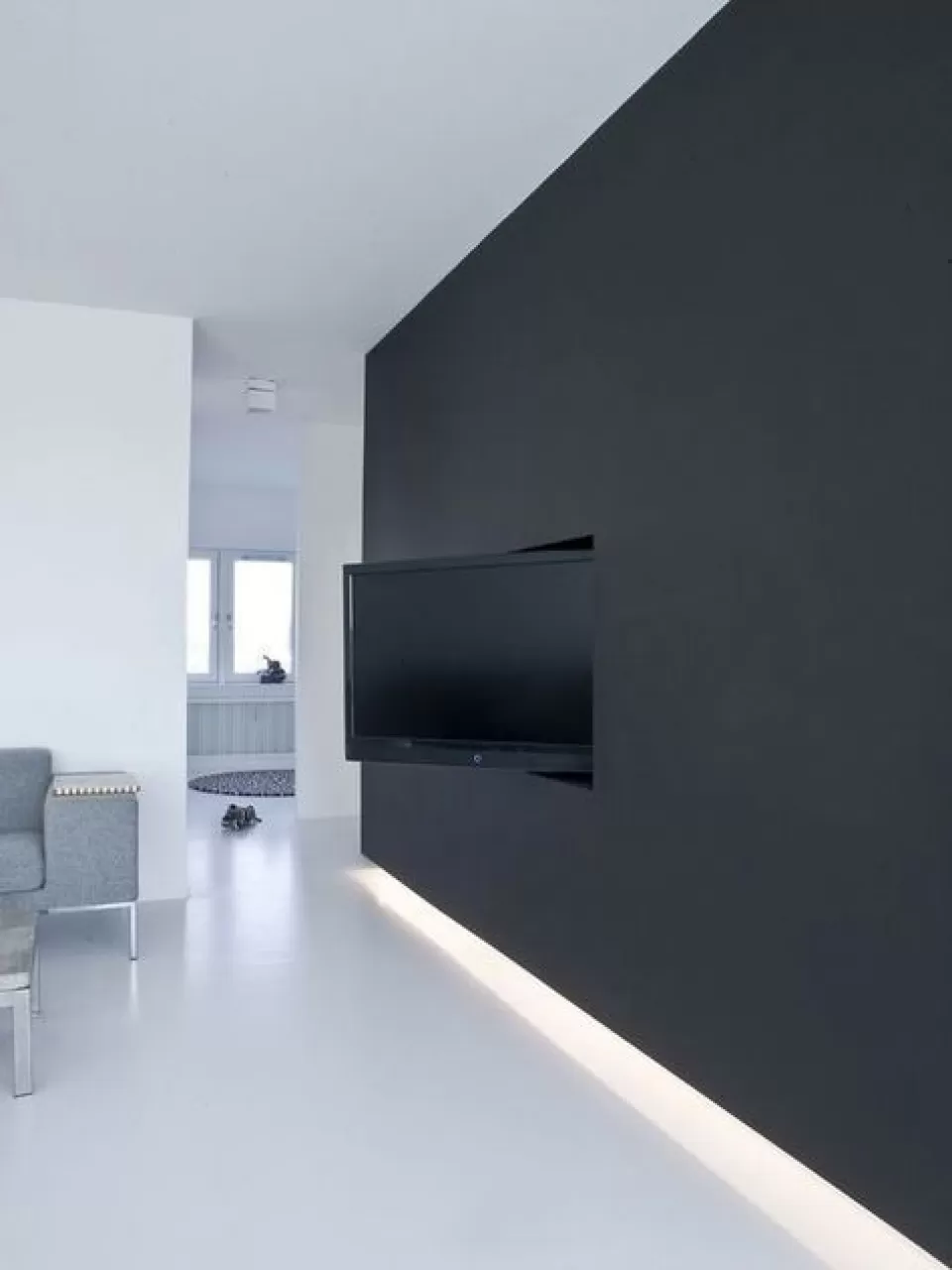 Koyu Renk Duvarda TV