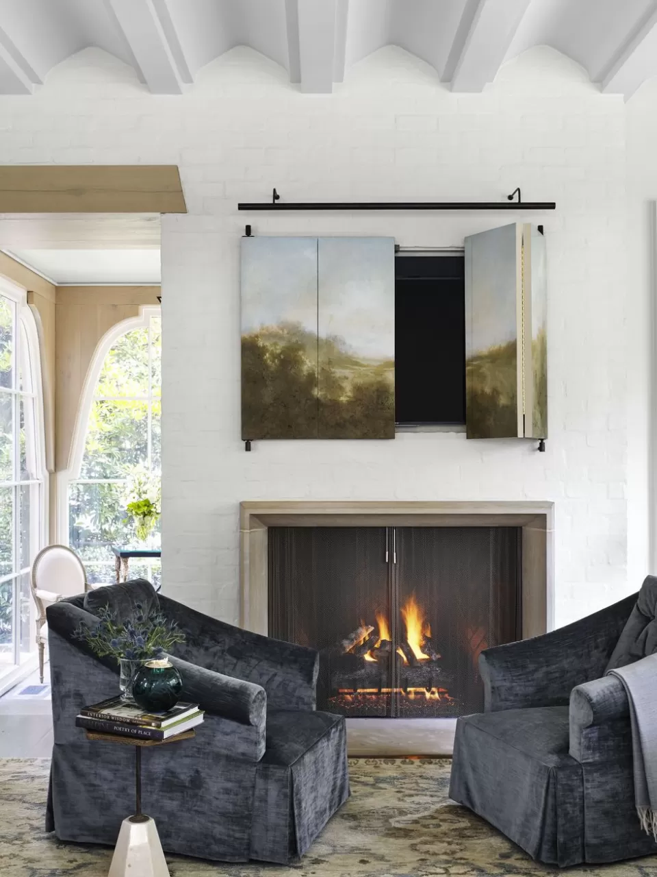 Kayar Paneller Arkasında TV