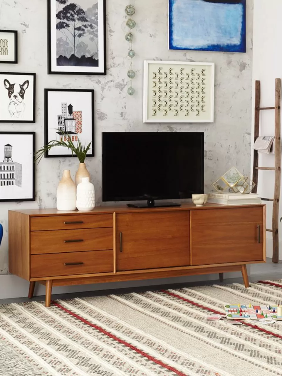 Tablolarla Çevrelenmiş TV