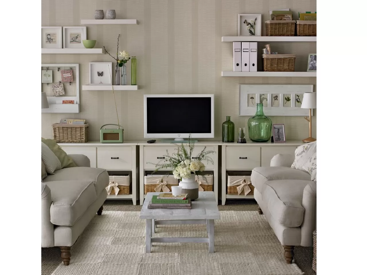 Biblolarla Çevrelenmiş TV