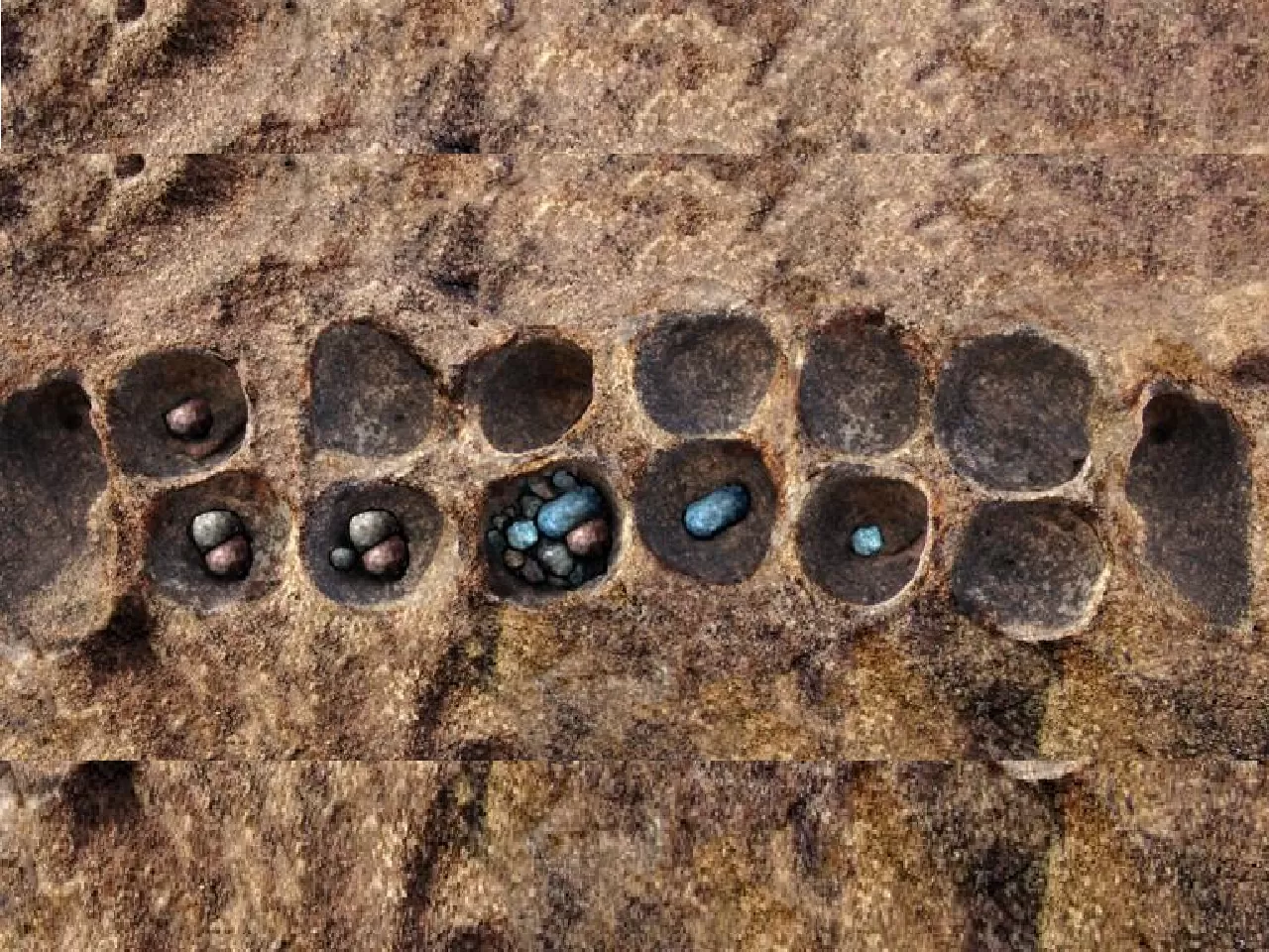 Sekiz Kuyulu Taş Oyunu