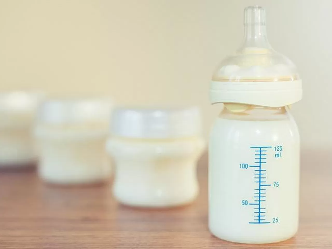 Bebek Pişiğine Anne Sütü