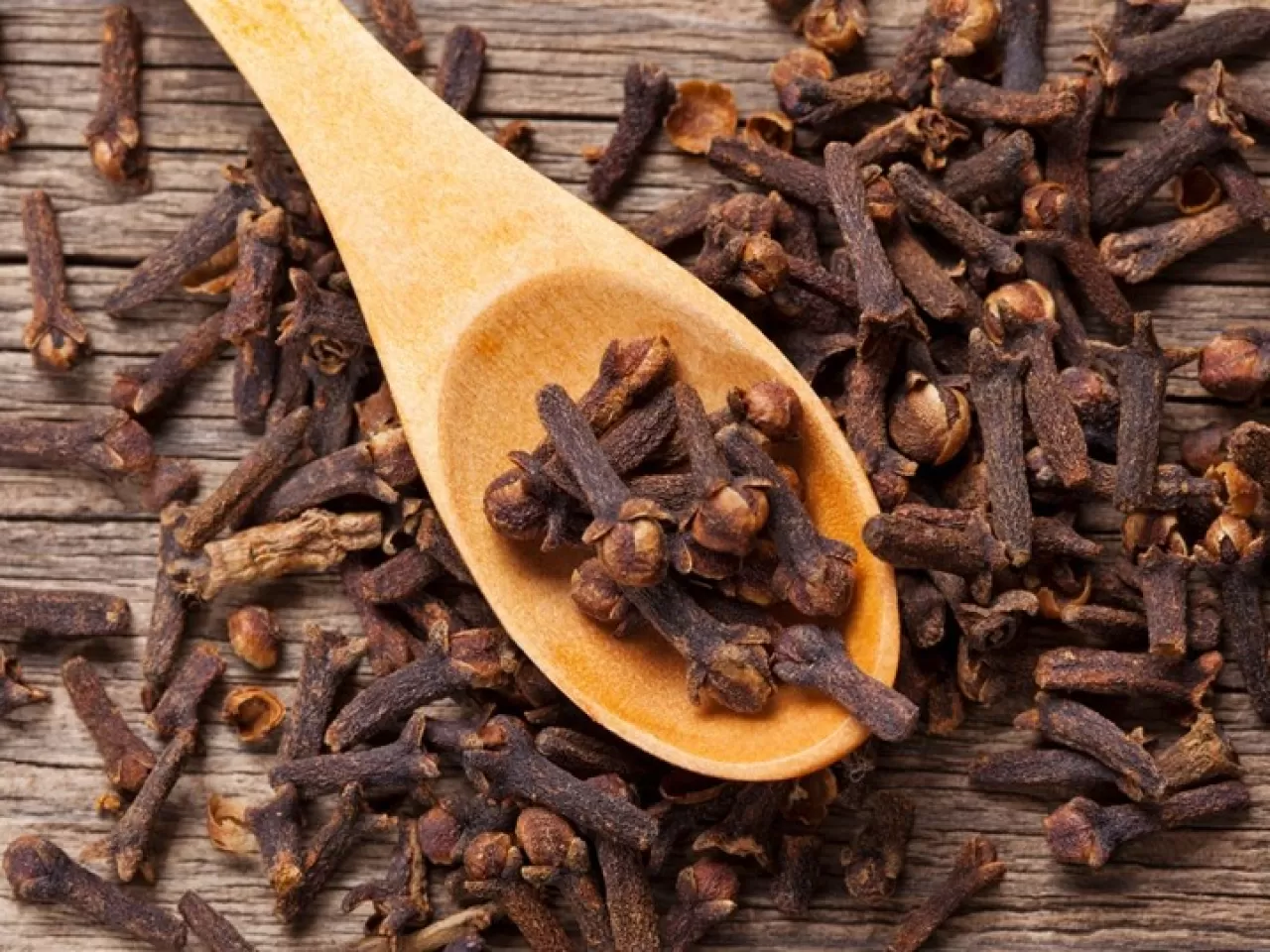 Karınca Kovmak İçin Karanfil