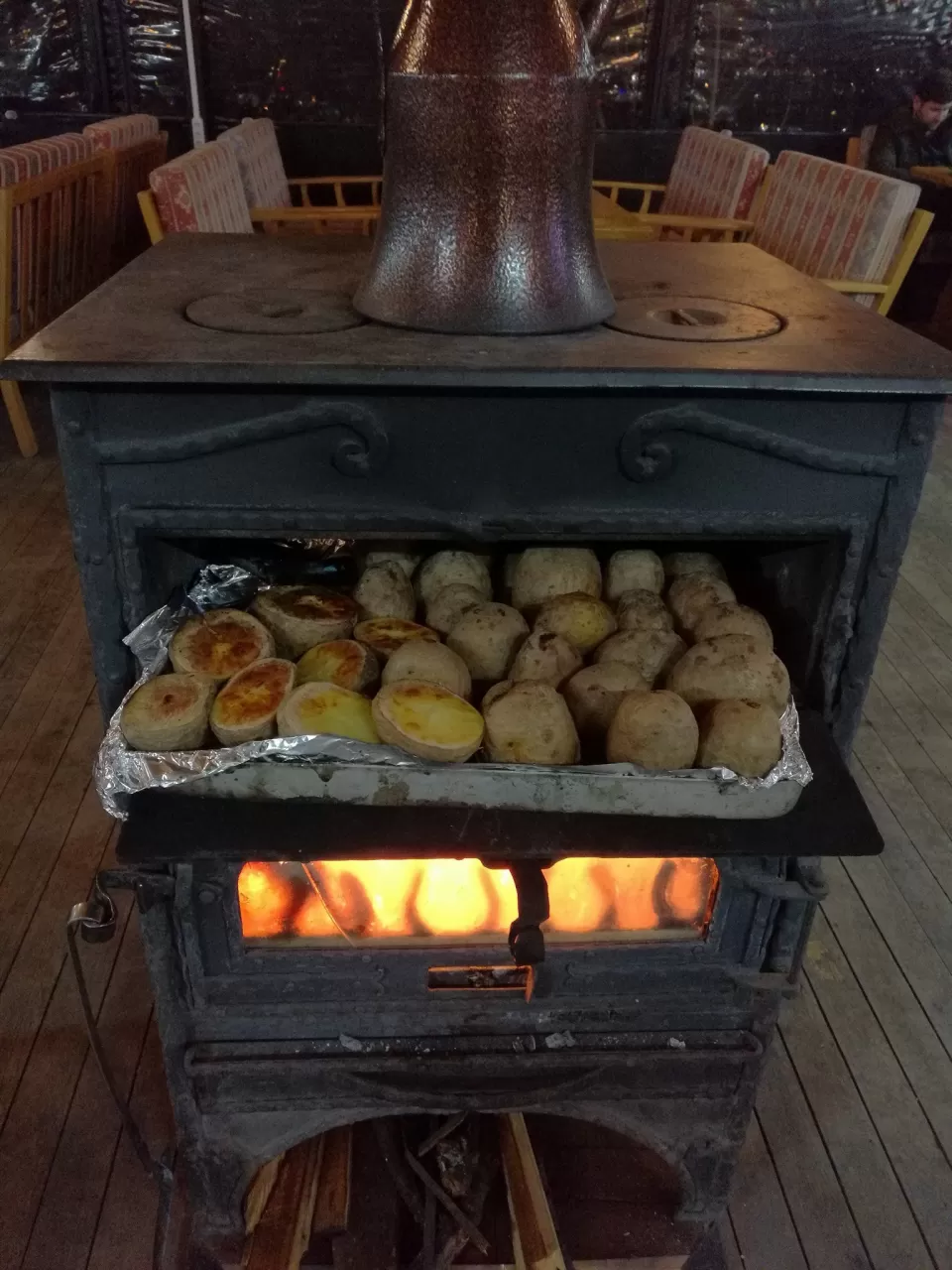 Kuzinede közlenmiş patatesin lezzetine düşmek