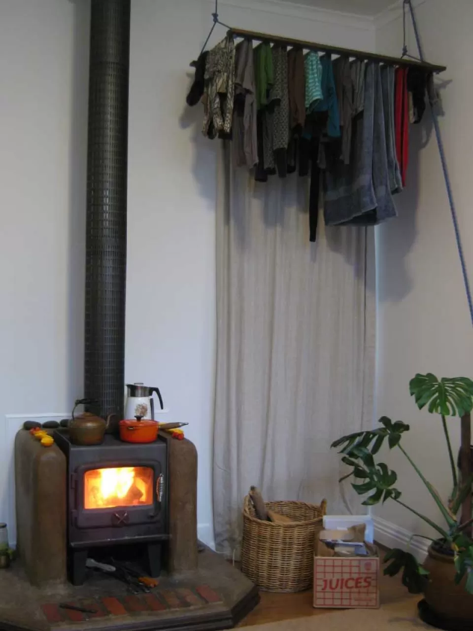 Çamaşır askısına asılan çamaşırlarla eve deterjan kokusunun sarması