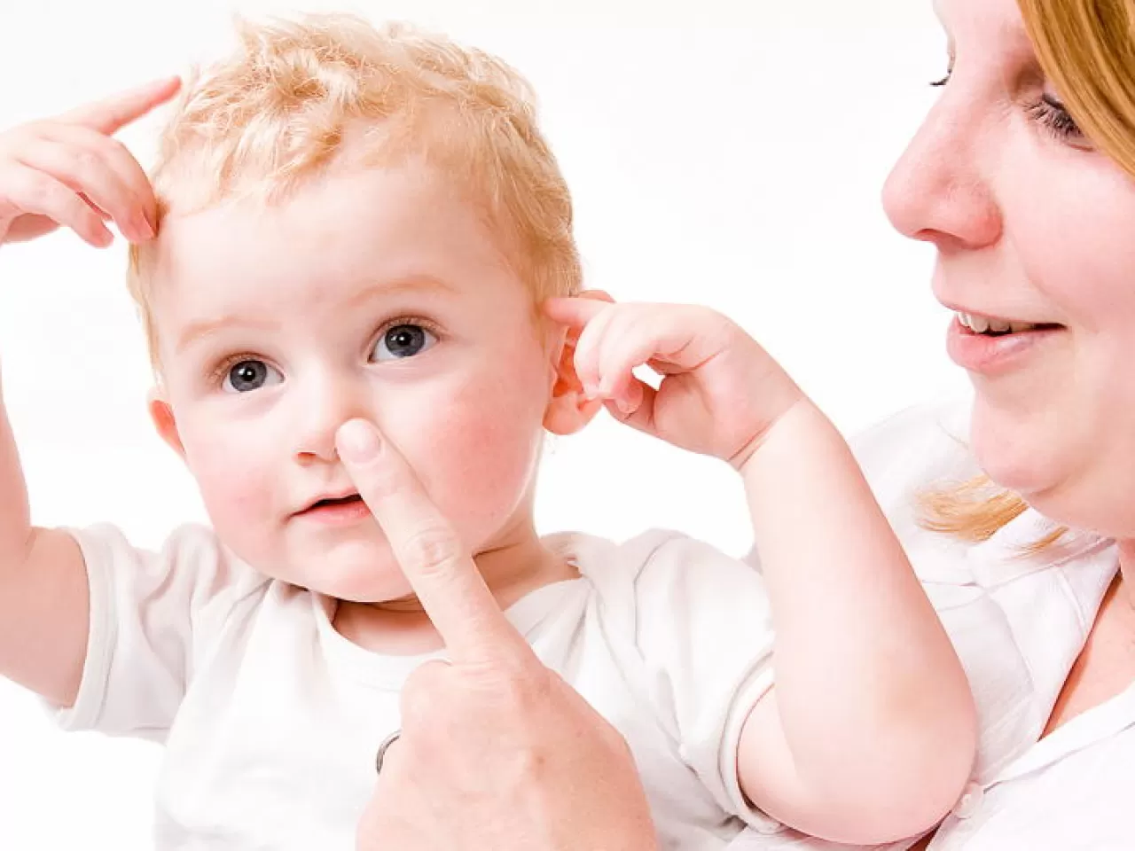 Ребенок должен сначала. Мама показывает ребенку. Ребенок дотрагивается до носа. Показать нос.