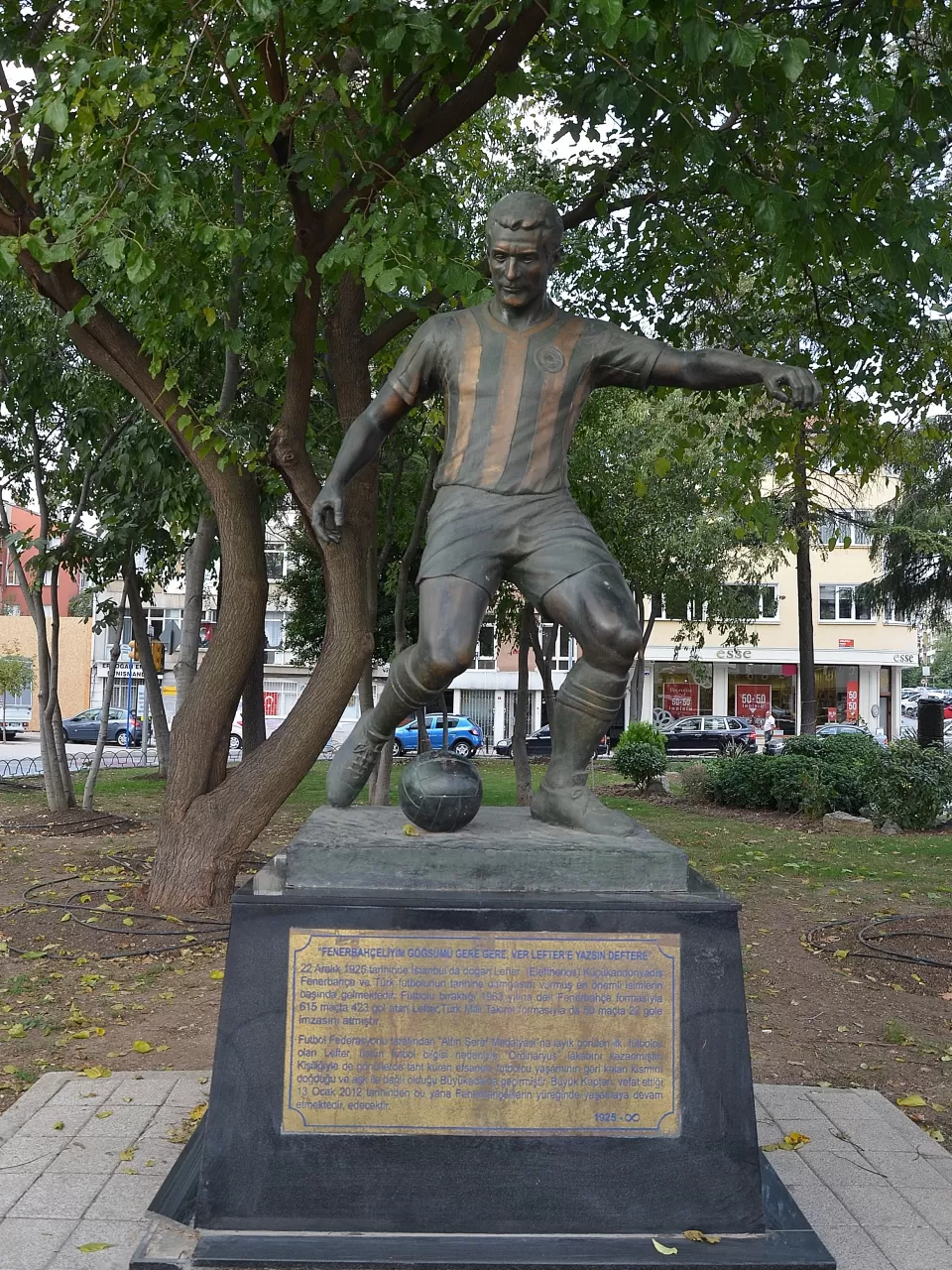 2009 İstanbul,  Kadıköy Kuşdili Parkı’na Heykeli Dikildi