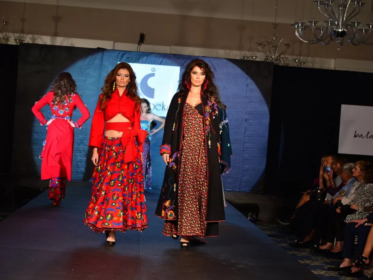 Doğu Kültürünün Masalsı Motiflerini Tasarımlarına Yansıttı