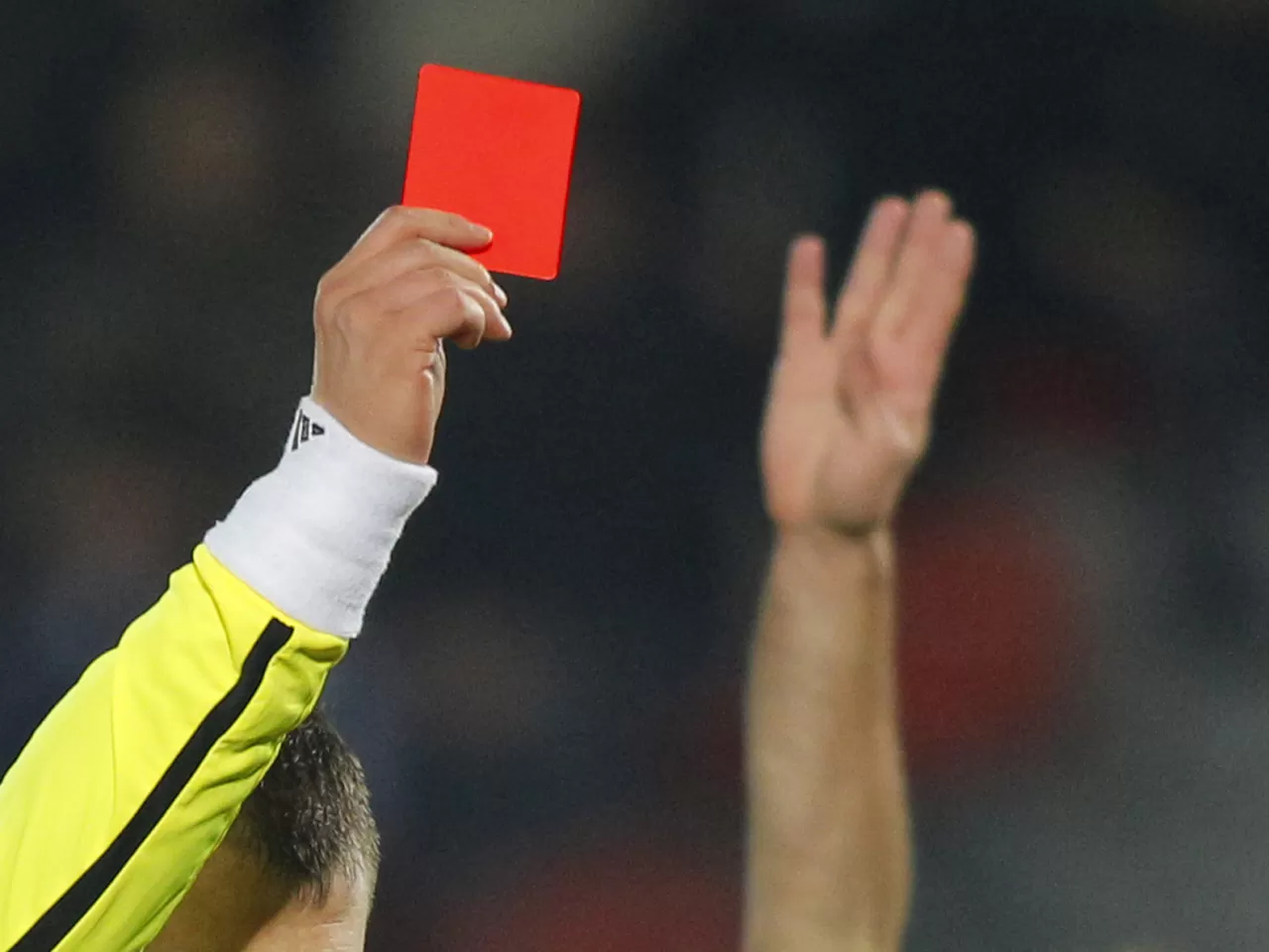 Kırmız Kartla Maçtan Atılan İlk Hakem