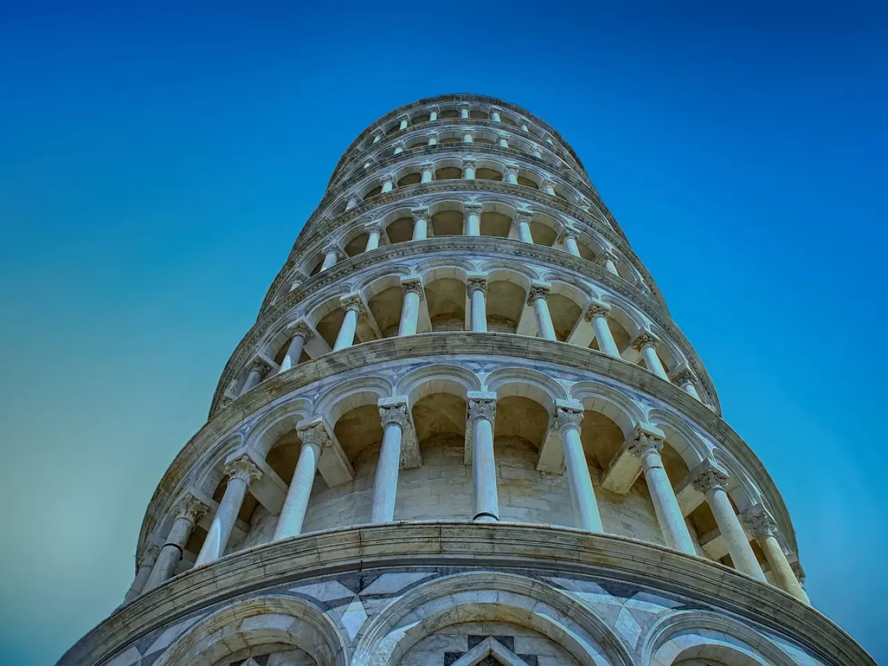 Pisa Kulesi Neden Eğiktir?