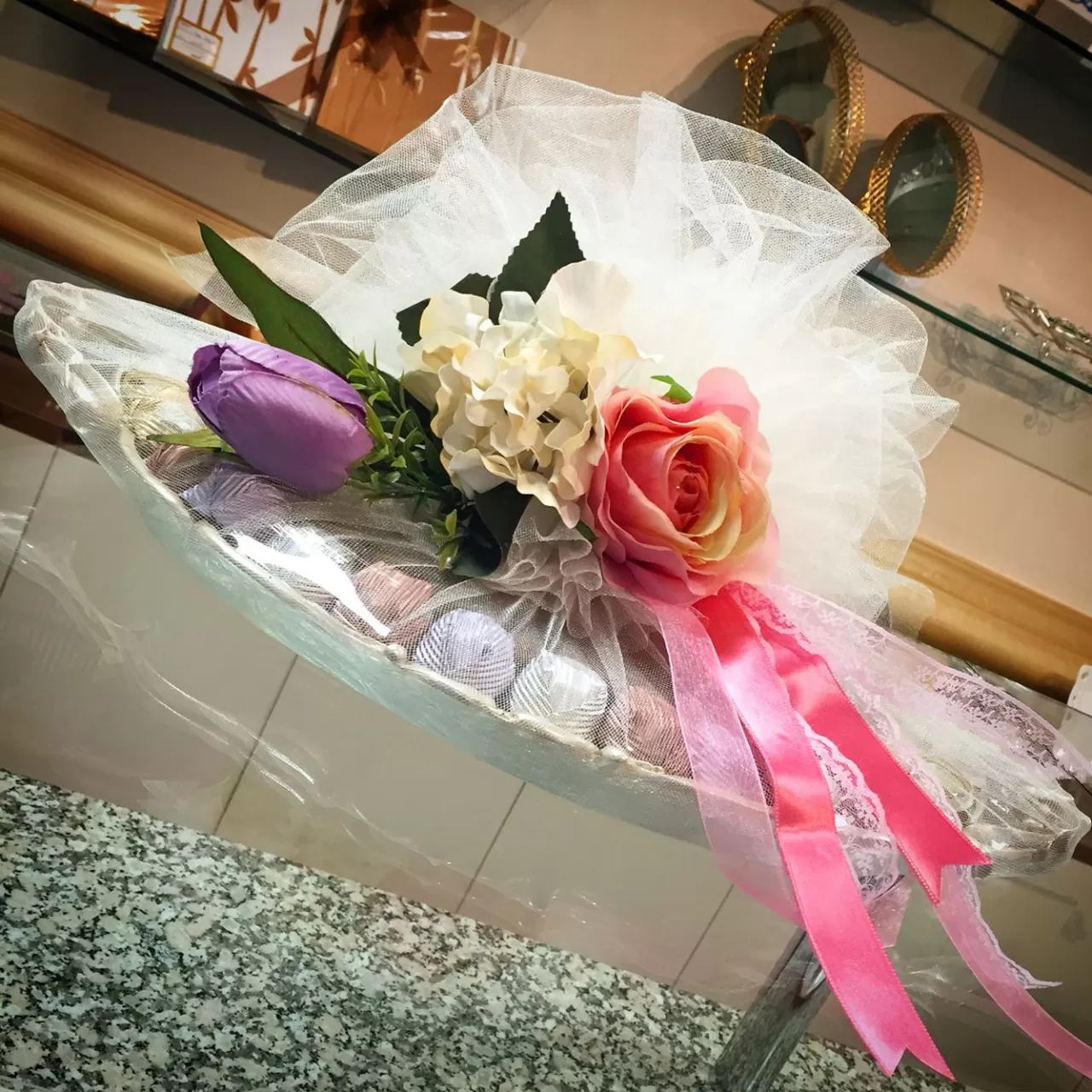 Gümüş Tepside Renkli Çiçekli Nişan Çikolatası