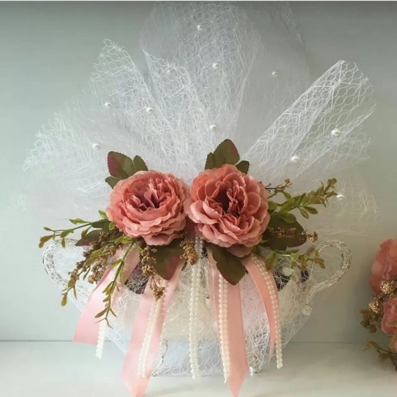 Pembe Çiçekli Gümüş Gondolda Nişan Çikolatası