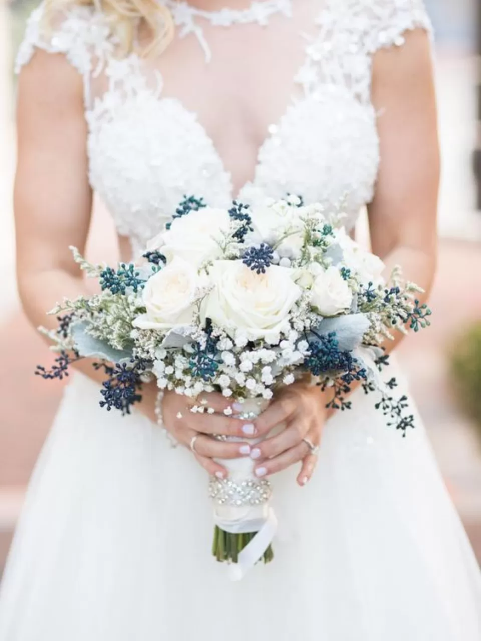 Beyaz Gül ve Mavi Minik Çiçekli Gelin Buketi