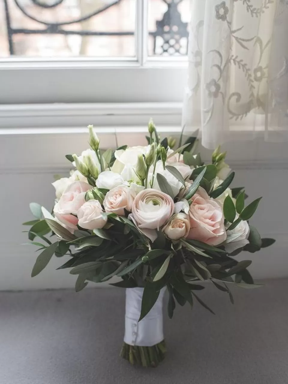 Beyaz Somon Çiçekli Gelin Buketi