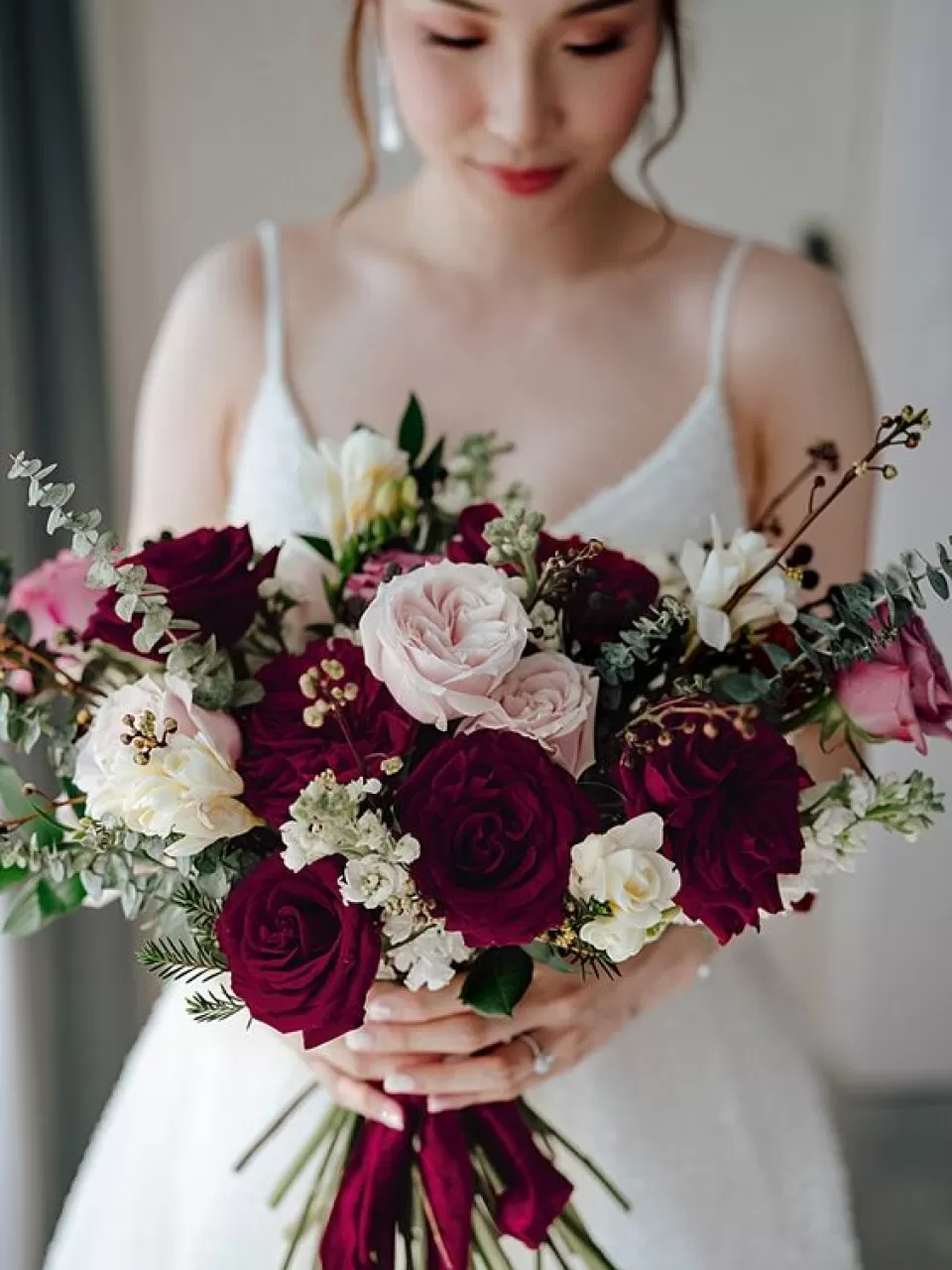 Bordo Beyaz Güllü Gelin Buketi