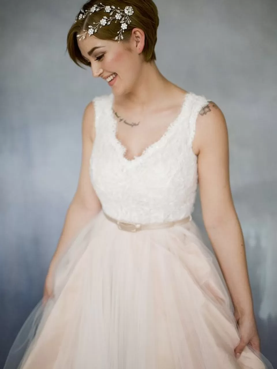 Çok Kısa, Kumral, Yandan Tokalı Gelin Saçı