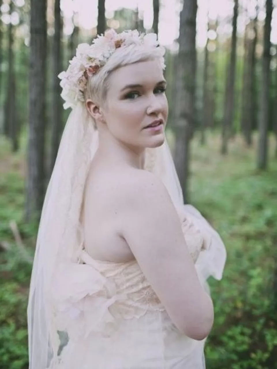 Çok Kısa, Sarı, Çiçeklerden Taç ve Ensede Duvaklı Gelin Saçı