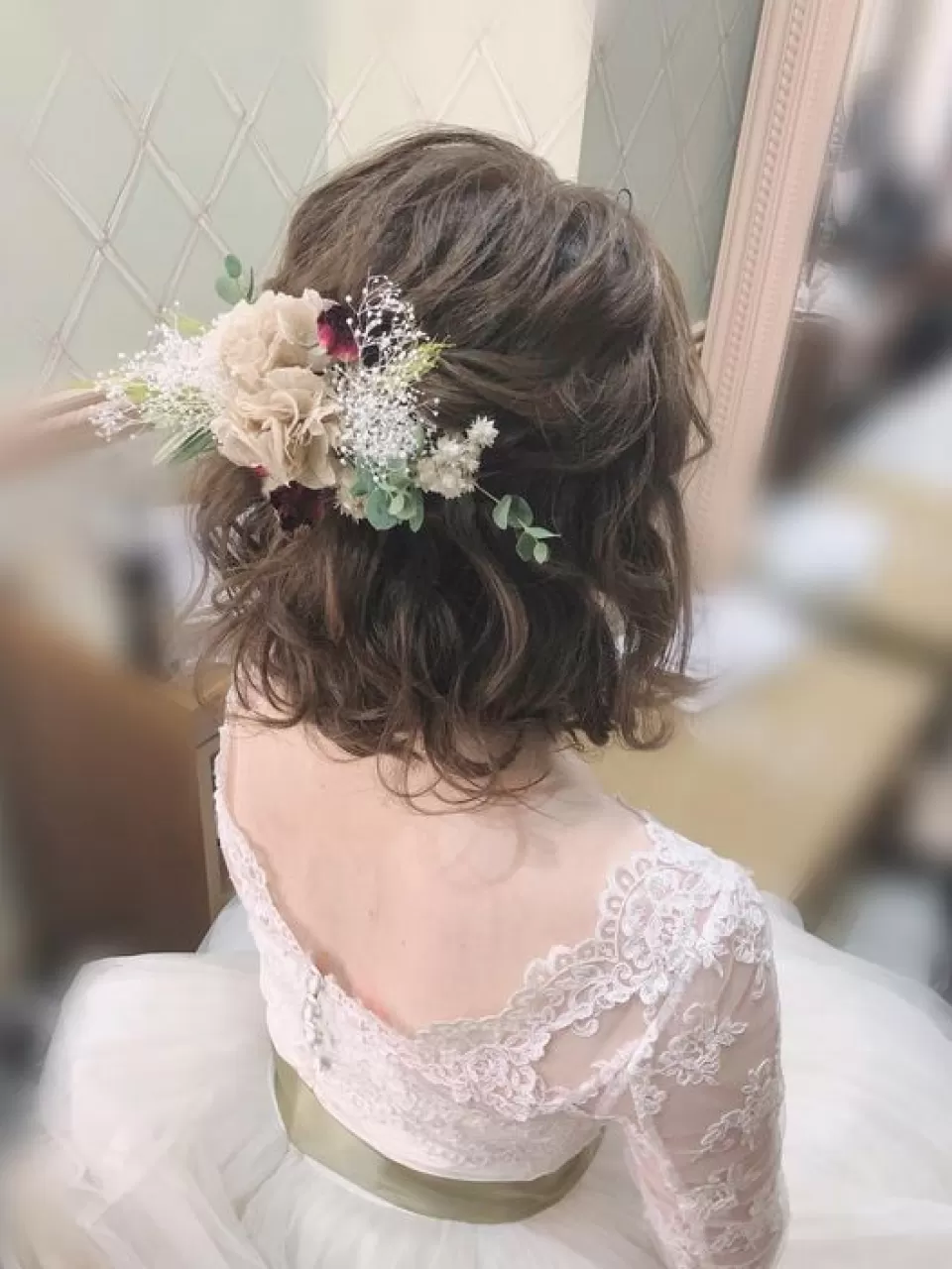 Dalgalı, Kısa, Kumral, Ensede Çiçeklerden Tokalı Gelin Saçı