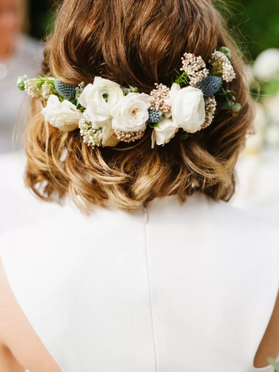 Kumral, Ensede Çiçeklerle Toplanmış Gelin Saçı