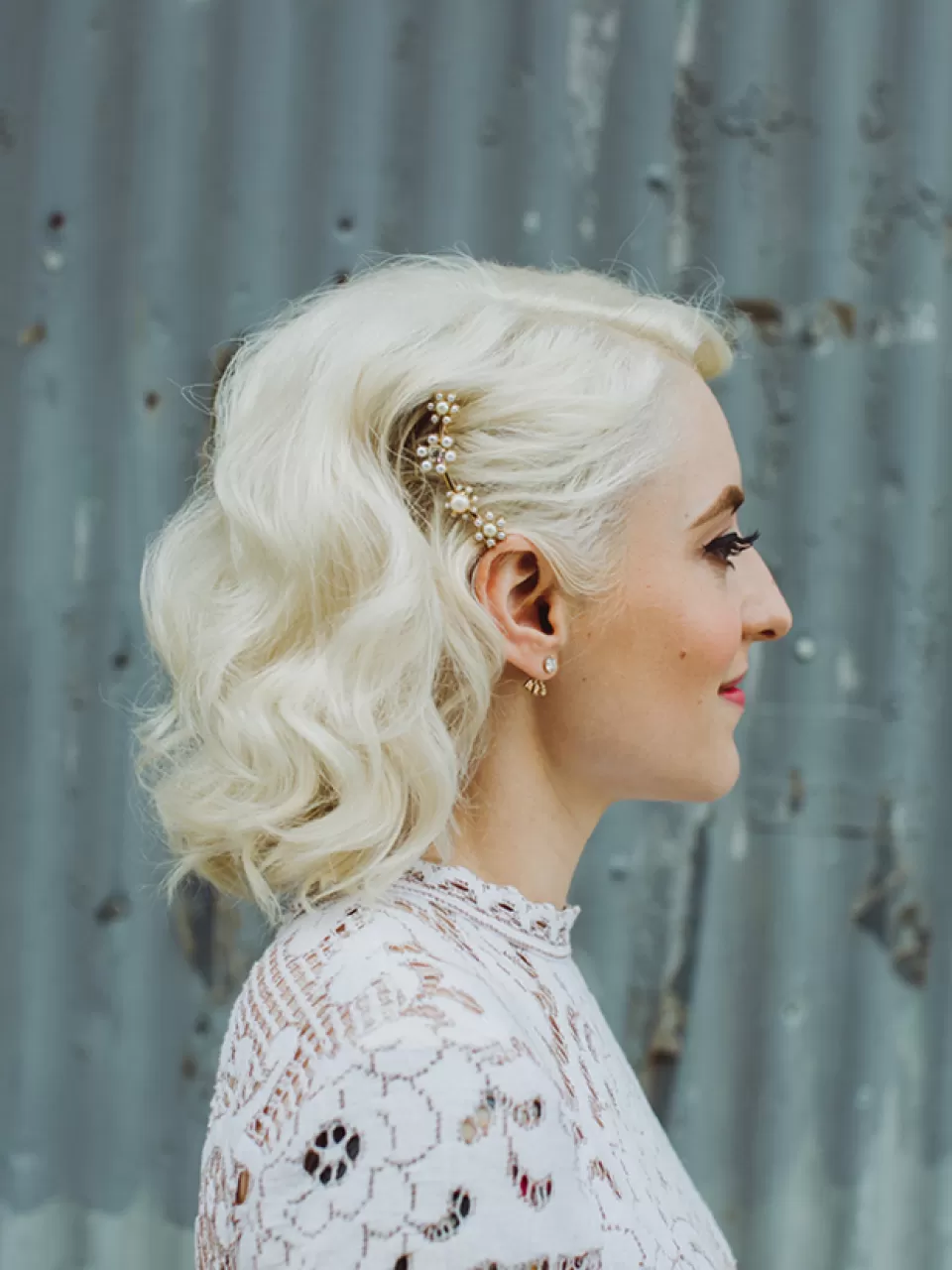 Platin Sarısı, Kısa, Klasik, Yandan Tokalı Gelin Saçı