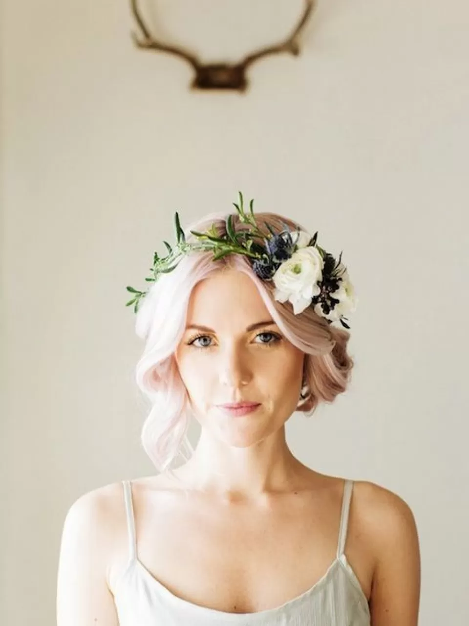 Sarı, Kısa, Dağınık Dalgalı, Büyük Çiçeklerden Taçlı Gelin Saçı