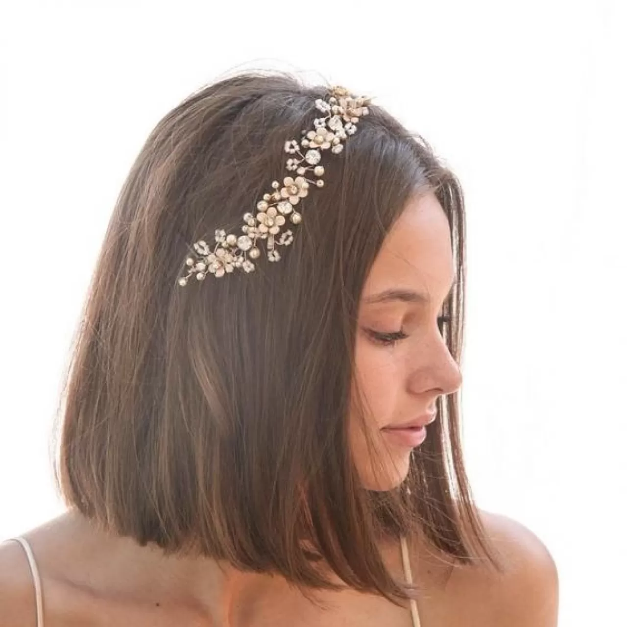 Düz, Kısa, Küt, Zarif Taçlı Gelin Saçı