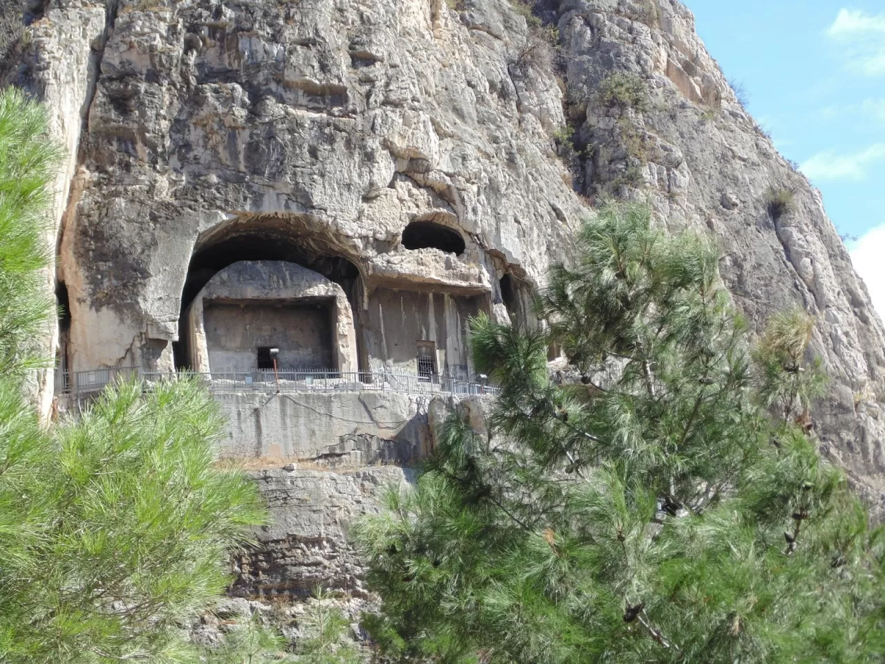 Azmak Kaya Mezarları