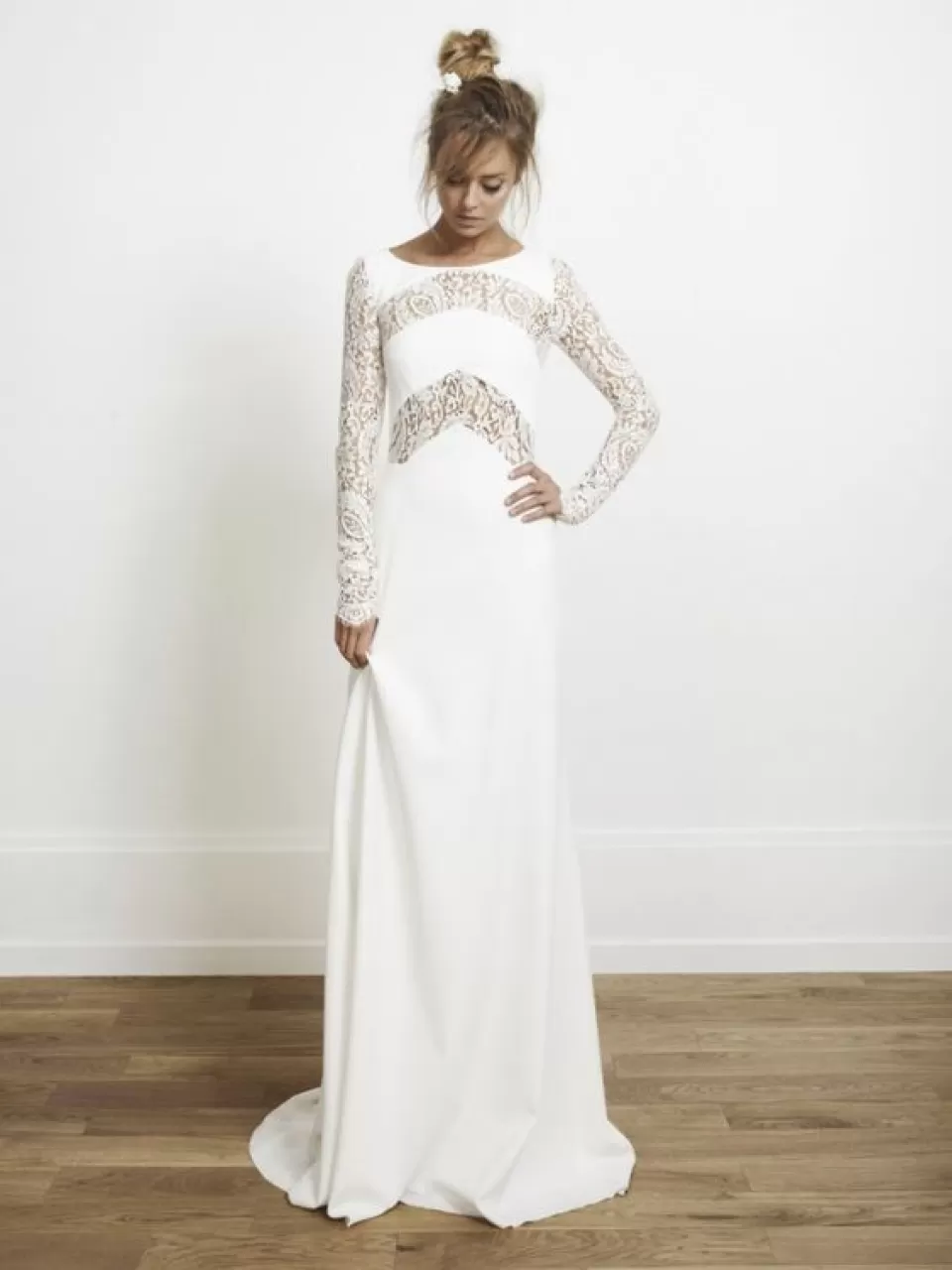 Uzun Etekli Transparan Detaylı Nikah Elbisesi