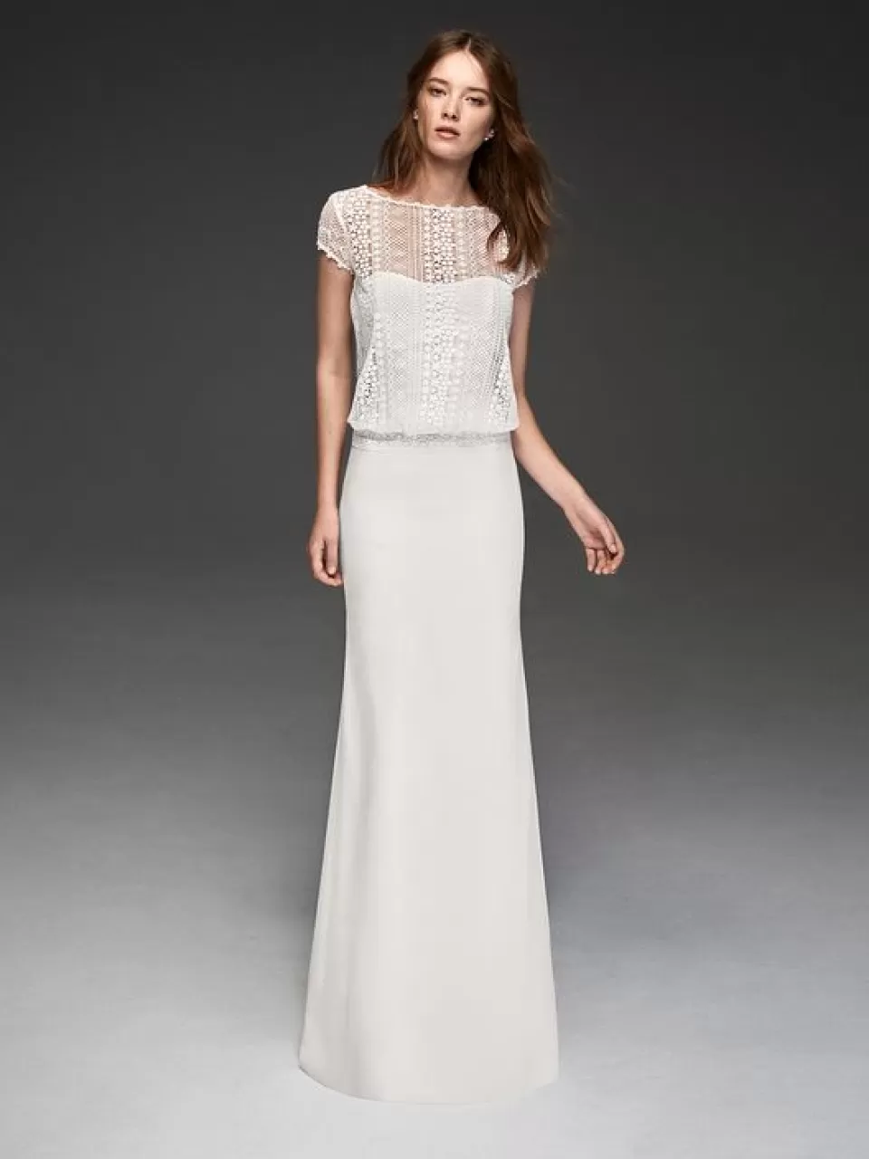 Uzun Düz Etek ve Kısa Kol Üstlü Nikah Elbisesi