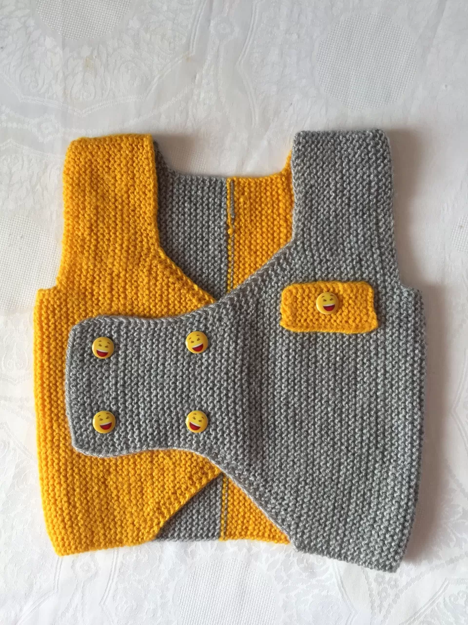 Gri Turuncu Erkek Bebek Örgü Yelek Modeli
