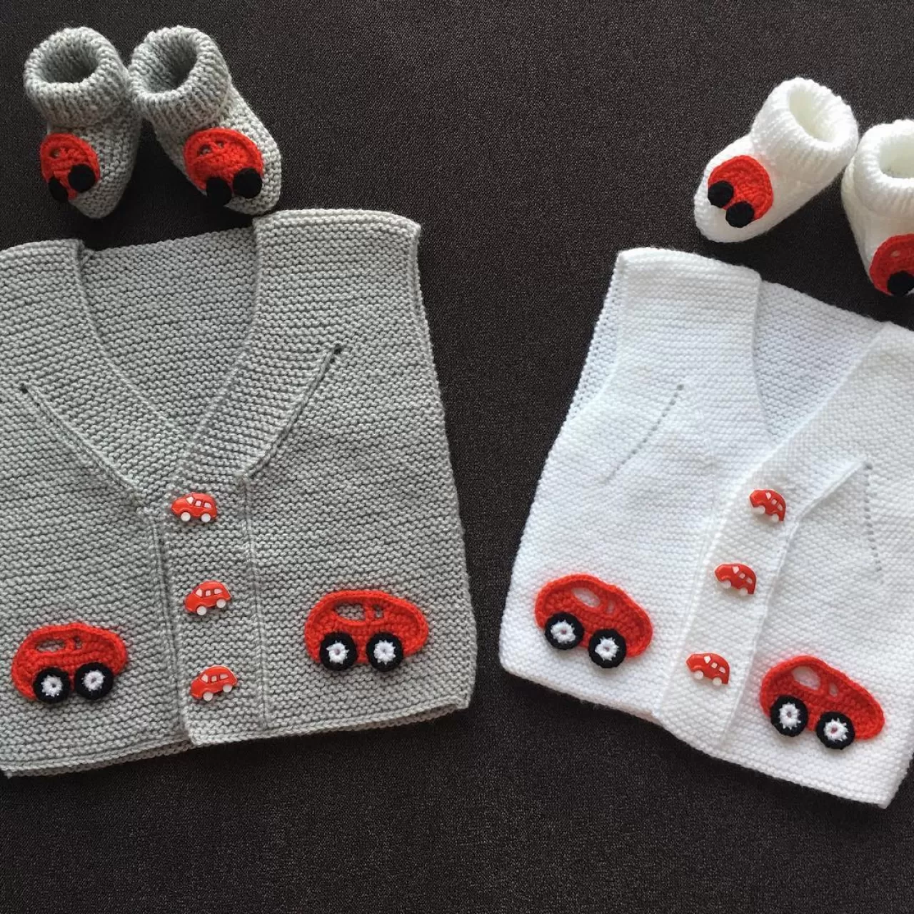 Kırmızı Arabalı Erkek Bebek Örgü Yelek Modeli
