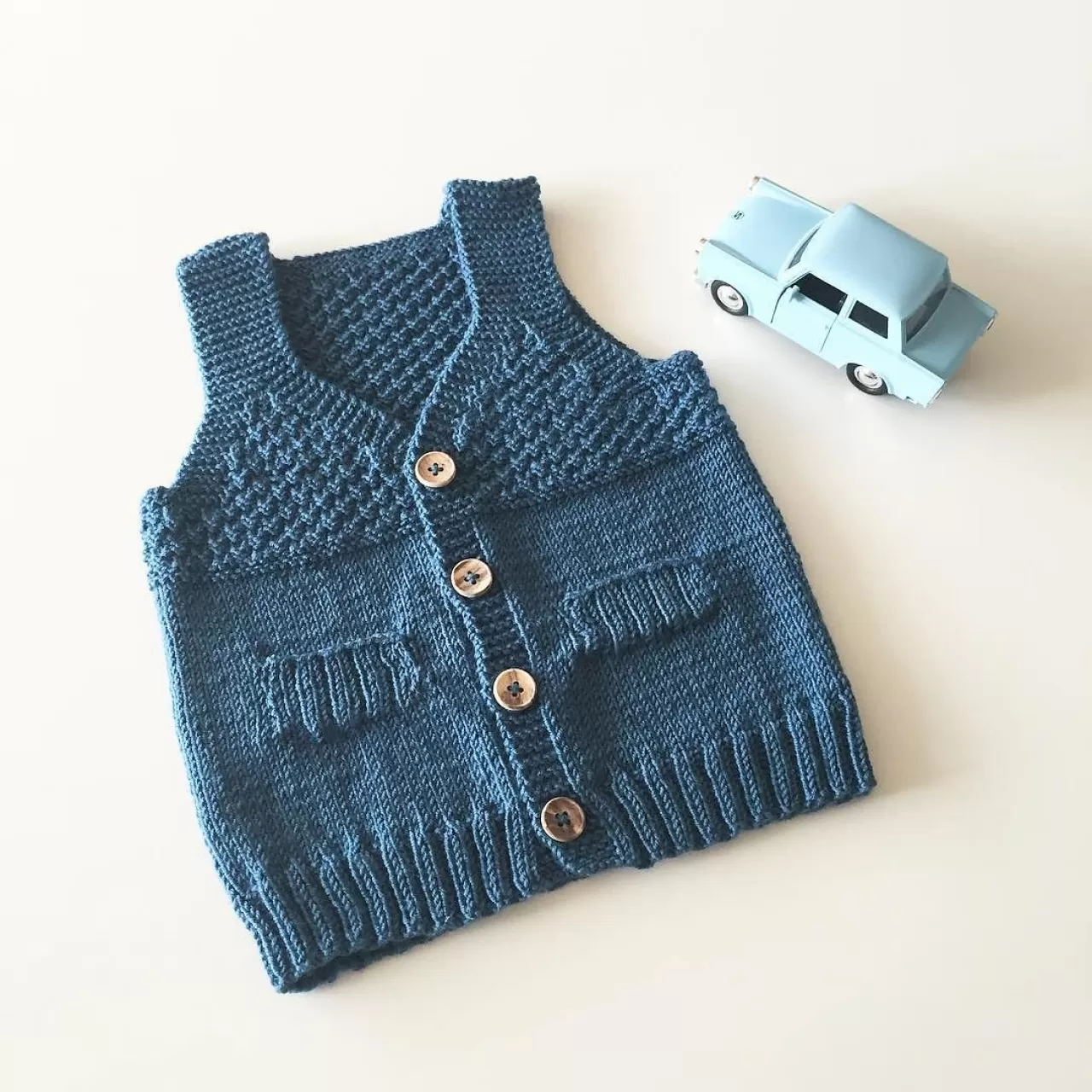 Mavi Sade Erkek Bebek Örgü Yelek Modeli