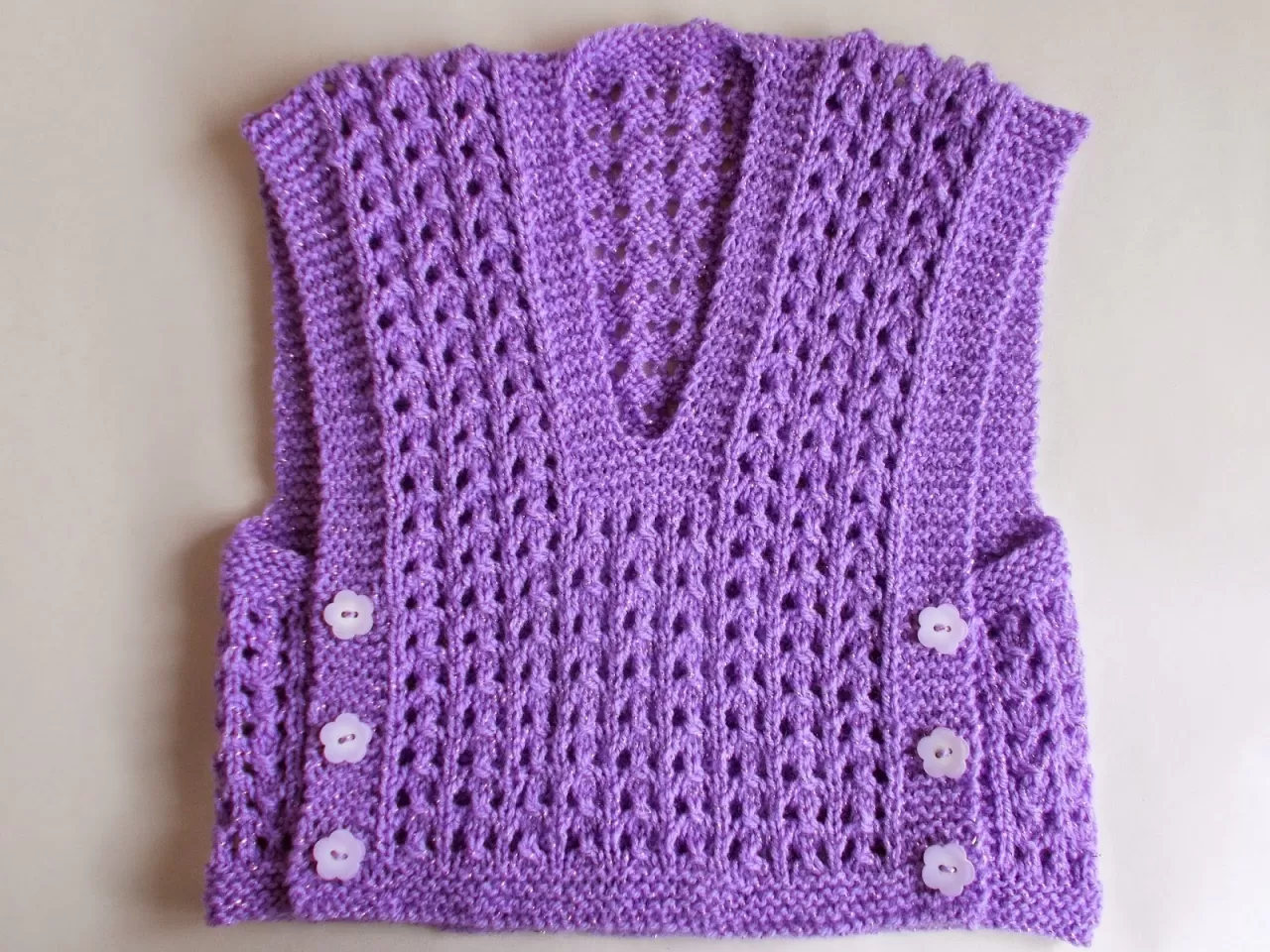 Mor Yandan Düğmeli Kız Bebek Örgü Yelek